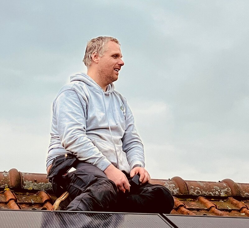 Jan Nolf op een dak met zonnepanelen
