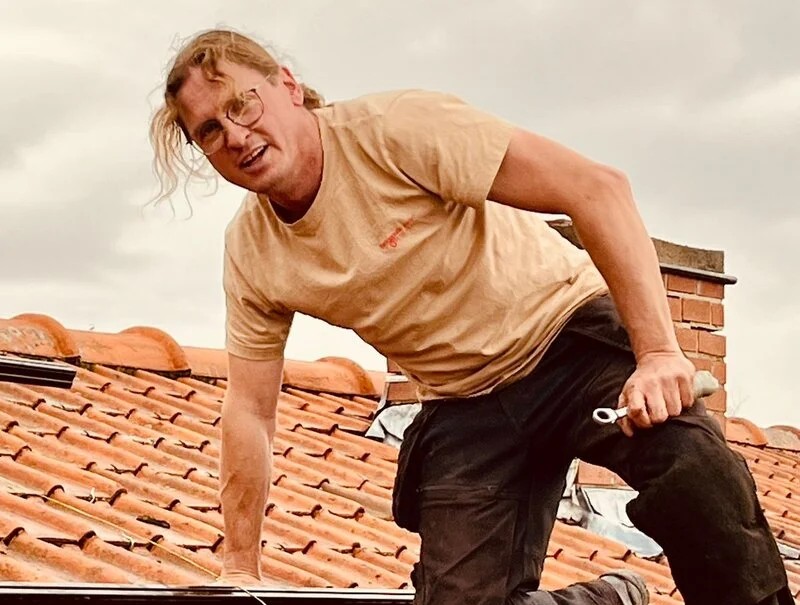 Joran Vandeputte aan het werk op een dak